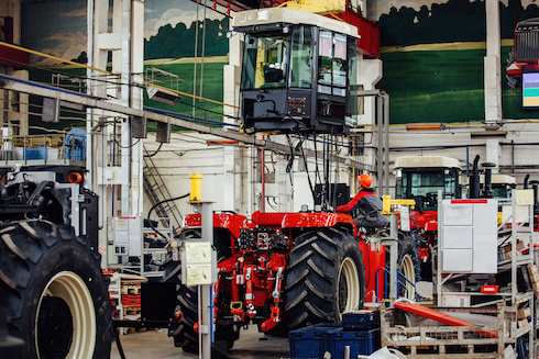 La produzione di trattori prevede diversi processi energivori