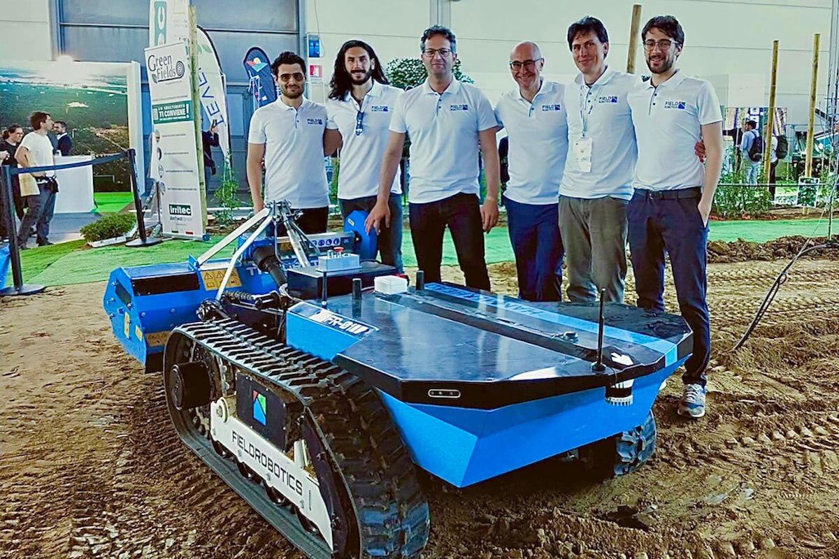 Il team di Field Robotics con il robot FR-01 abbinato alla trinciatrice TL120 a Macfrut 2023