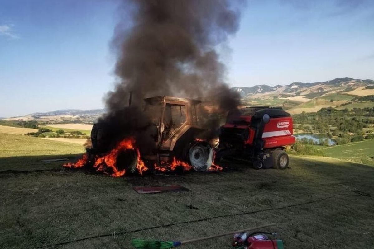 Trattore in fiamme in un campo nei pressi di Dozza, in provincia di Bologna