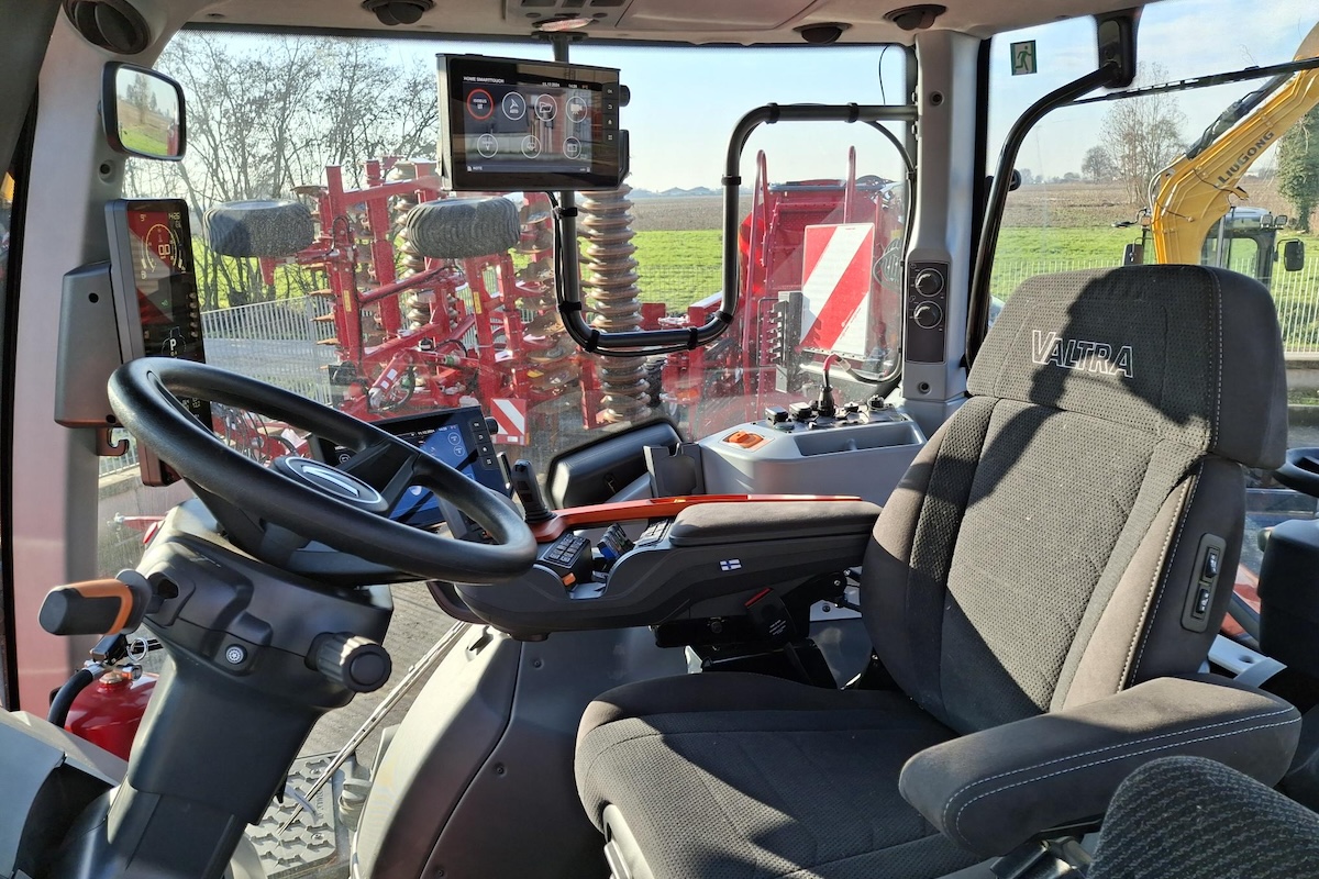 La cabina del Valtra S416 è più silenziosa e più lunga rispetto al passato