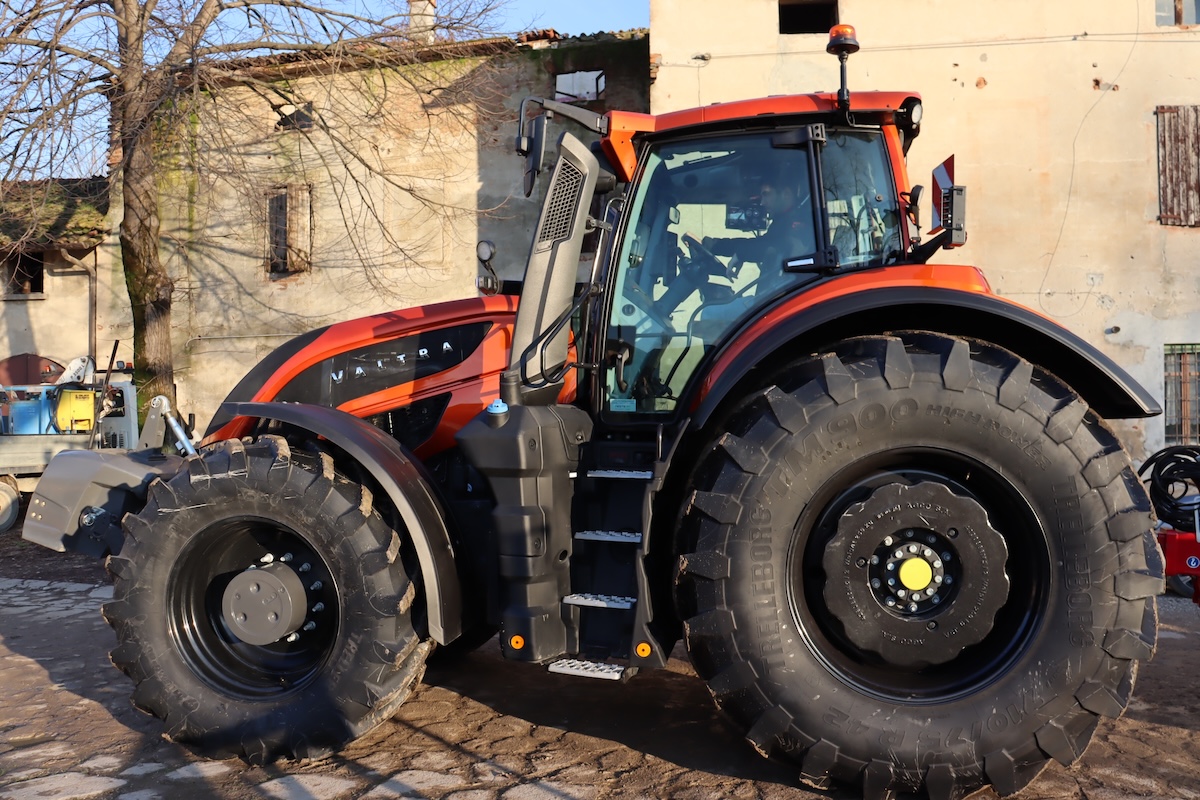 Valtra S416 vanta la trasmissione a variazione continua ML 260 CVT con gestione elettronica rinnovata