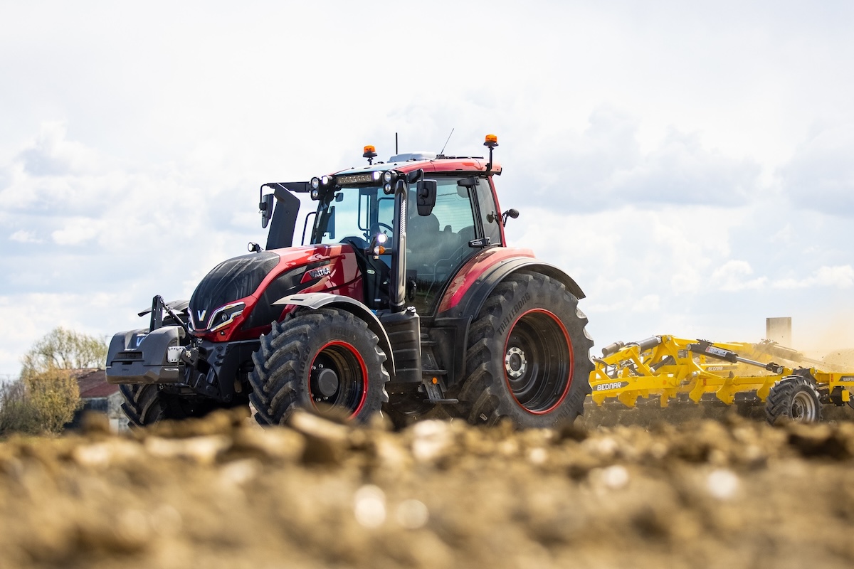I Valtra T145, T155 e T175 gestiscono al meglio le attività nelle aziende agricole strutturate