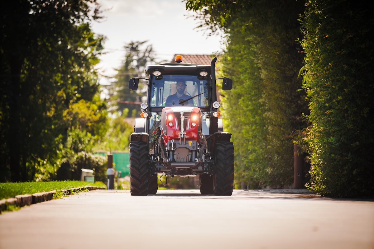 I trattori Valtra Serie F con cabina climatizzata, riscaldata ed ergonomica assicura elevato comfort di guida